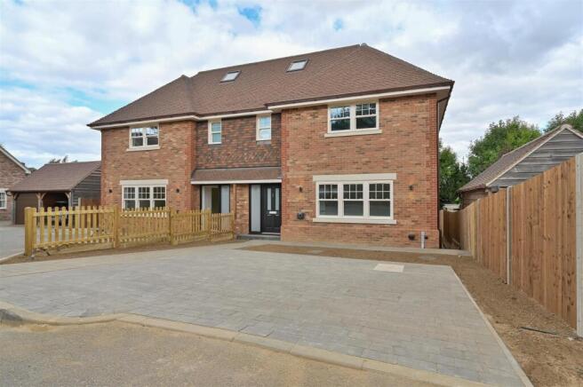 8 Walnut Close-29.jpg