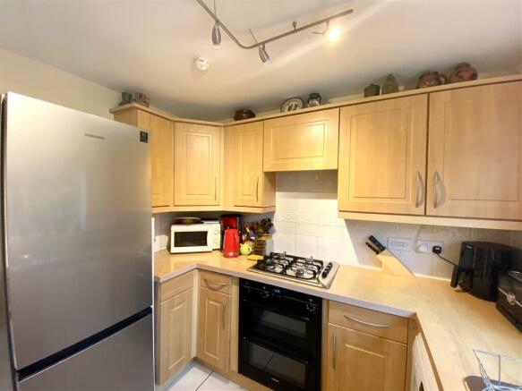KITCHEN/BREAKFAST AREA