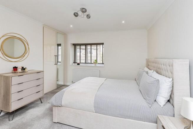 6 bed Detached for sale Image 10
