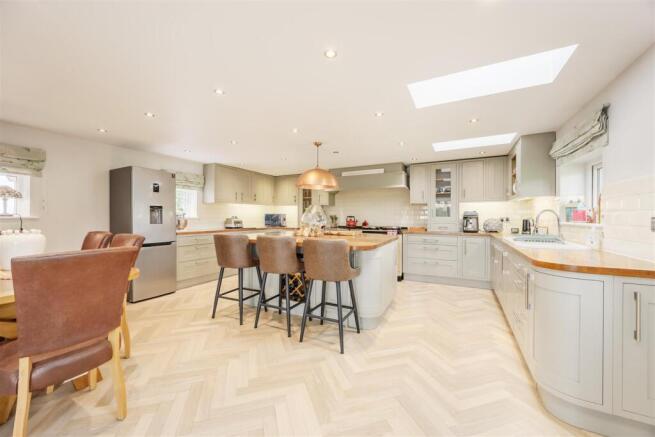 4 bed House for sale Image 5