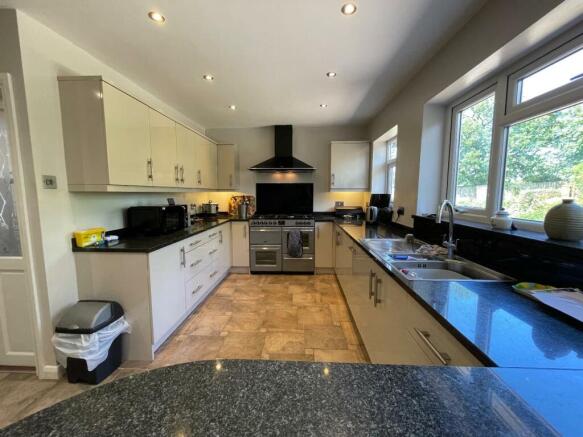 KITCHEN/BREAKFAST ROOM