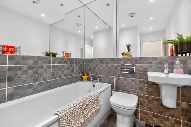 4 bed House for sale Image 12