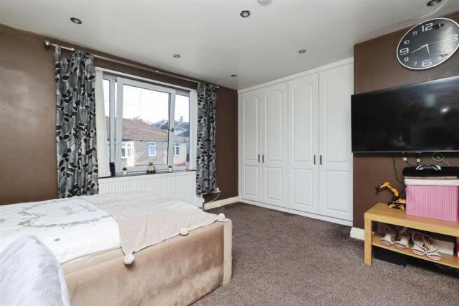 5 bed House for sale Image 9