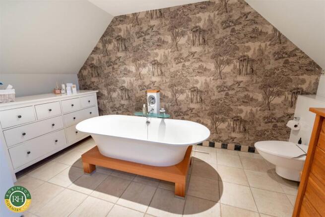 5 bed Detached for sale Image 8