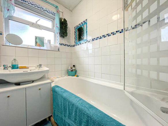 14 Withies Close - Bathroom