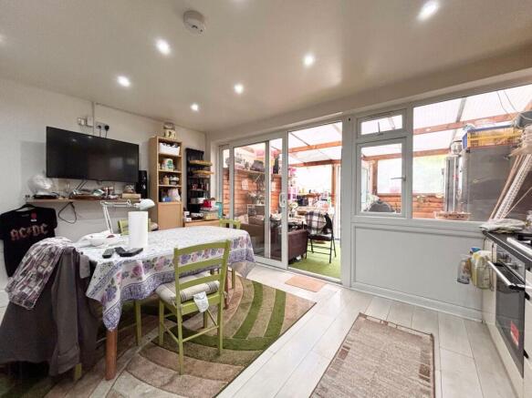 Kitchen & Dining