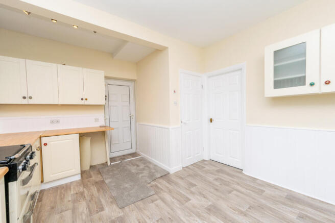 3 bed Semi-Detached to rent Image 6
