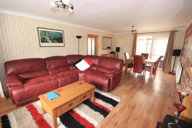 OPEN PLAN LIVING/ DINING ROOM