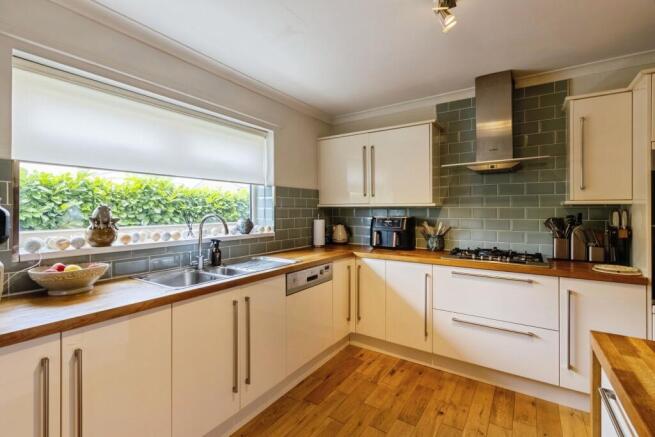4 bed Detached for sale Image 4