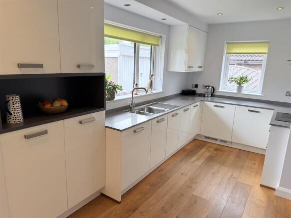 3 bed Semi-Detached to rent Image 5