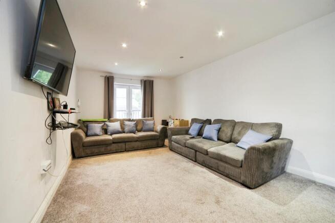 2 bed Flat for sale Image 4