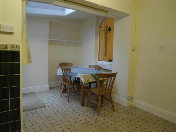KITCHEN/DINING ROOM