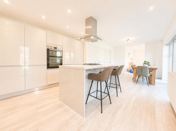 4 bed Detached for sale Image 5