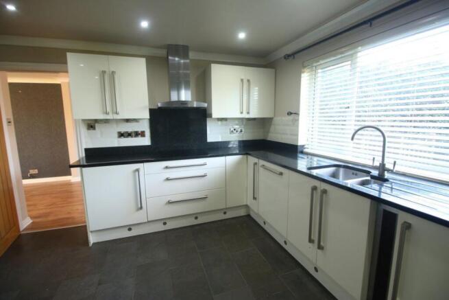 4 bed House to rent Image 8