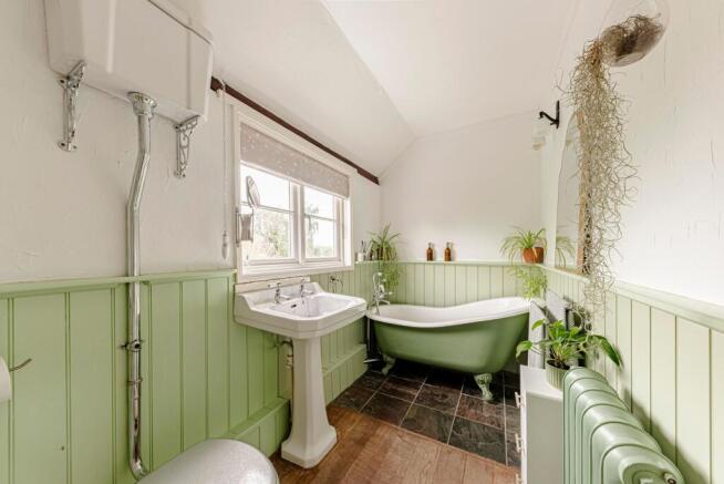Bathroom W.C (2)