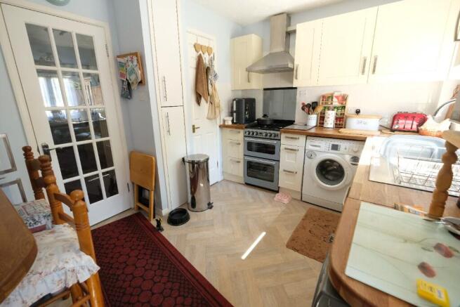KITCHEN/BREAKFAST