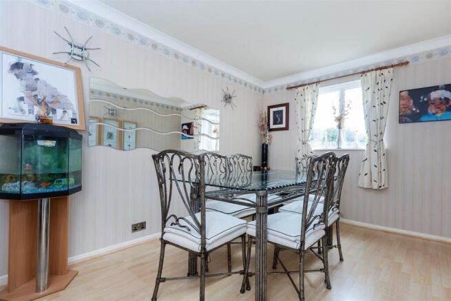 5 bed Detached for sale Image 12