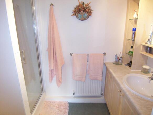EN-SUITE SHOWER ROOM