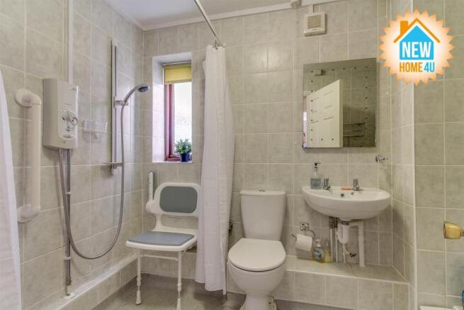 FAMILY BATHROOM: