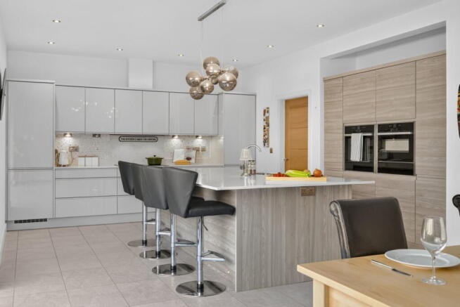 5 bed Detached for sale Image 5
