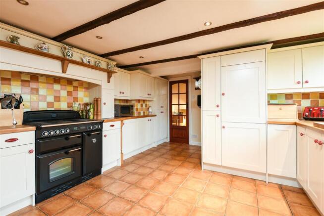 KITCHEN / FAMILY ROO