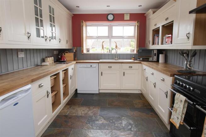 5 bed Detached for sale Image 7