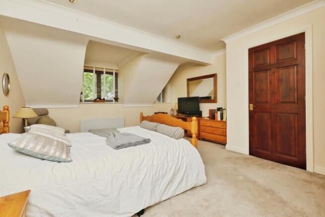 4 bed Detached Bungalow for sale Image 12