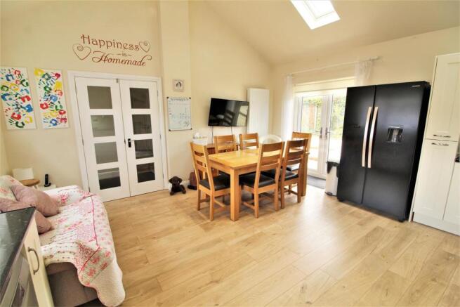 KITCHEN FAMILY ROOM
