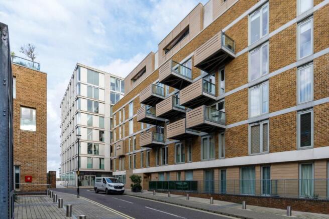 Axis Court F25 (1...
