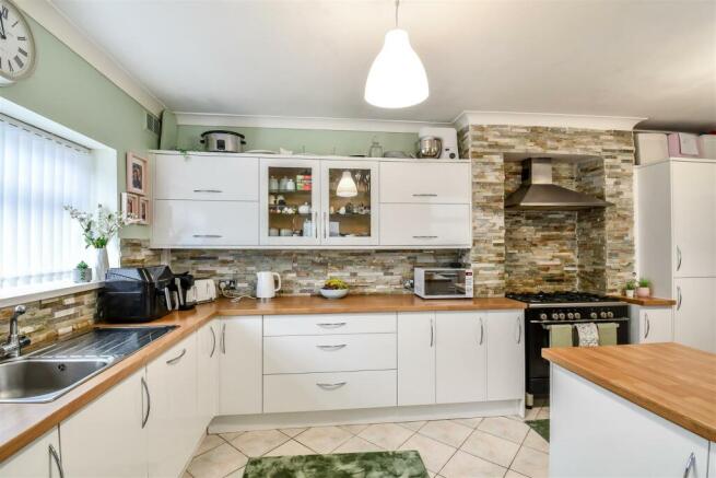 Kitchen & Dining Area