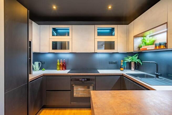 4 bed Town House for sale Image 5