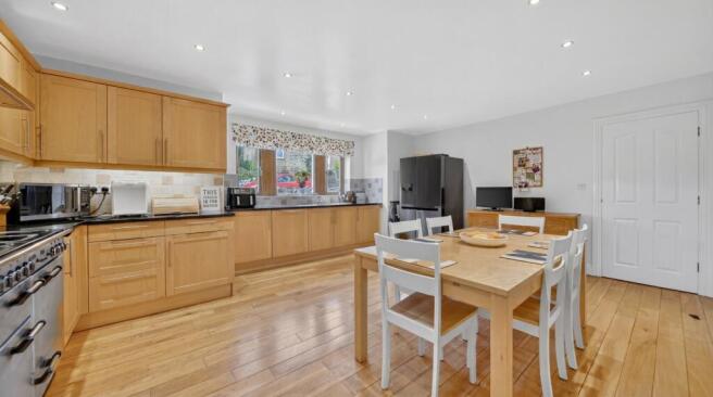 4 bed Detached for sale Image 10