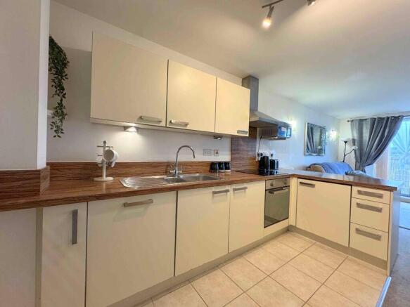 3 bed Apartment for sale Image 7