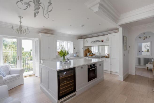 5 bed Town House for sale Image 6