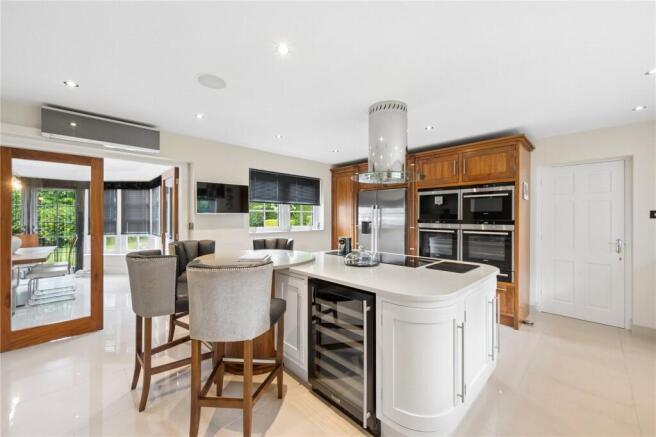 5 bed Detached for sale Image 12