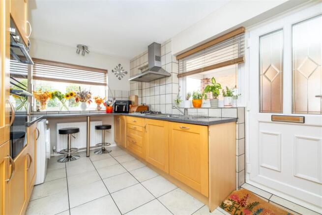 4 bed Semi-Detached Bungalow for sale Image 8
