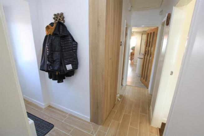 L SHAPED ENTRANCE HALL