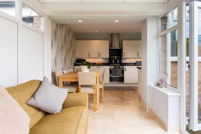 Kitchen/Cons