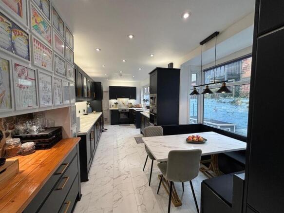 5 bed Terraced for sale Image 6