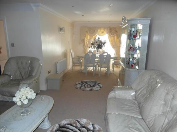 LOUNGE/DINING AREA