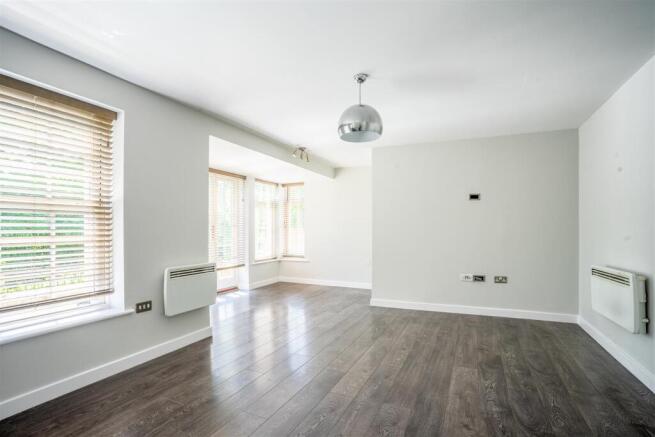 2 bed Apartment to rent Image 5