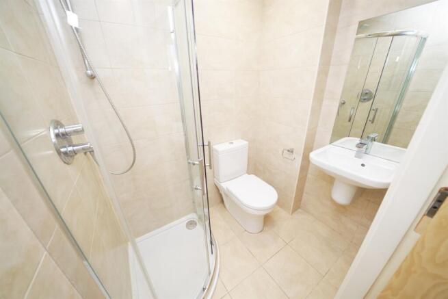 3 bed Apartment to rent Image 5