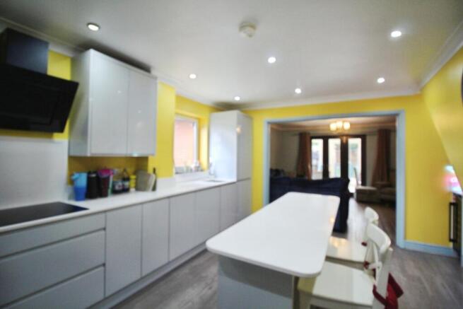 5 bed Semi-Detached for sale Image 6