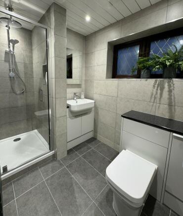 Main Bathroom 2