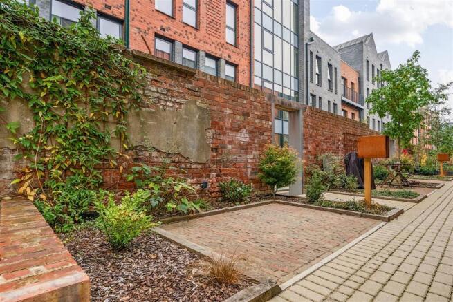 4 bed Town House to rent Image 5