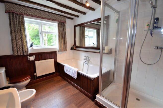 EN SUITE BATHROOM
