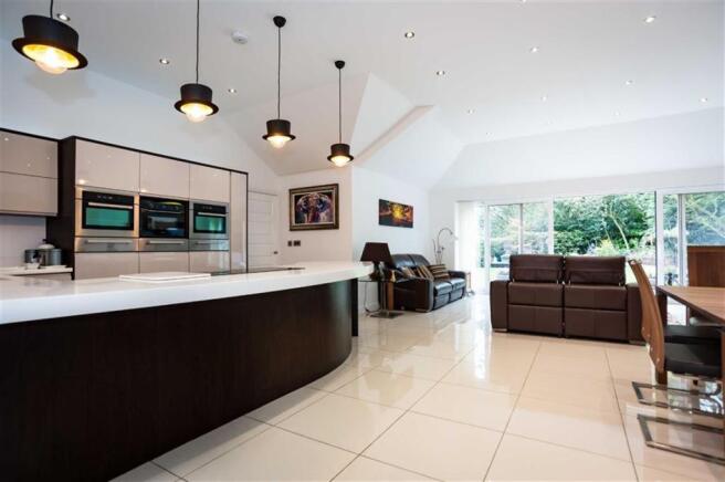 LIVING/DINING ROOM/K