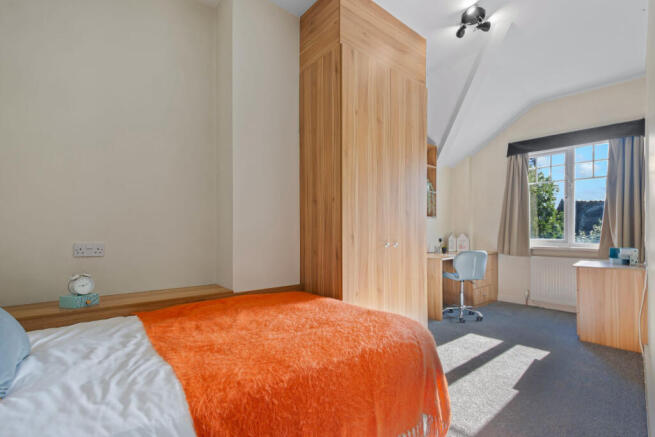 4 bed House to rent Image 9