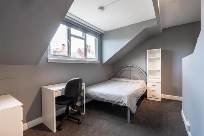 5 bed House to rent Image 5