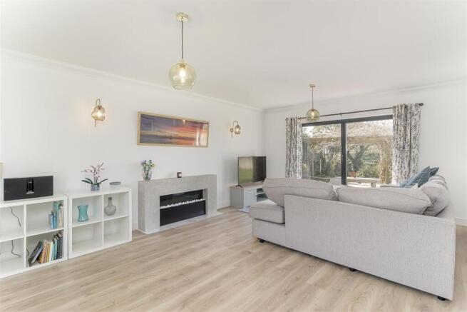 4 bed Detached for sale Image 11
